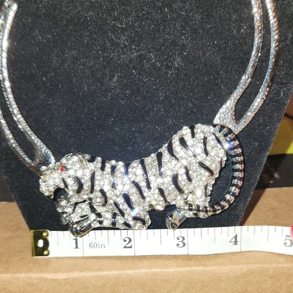 Elegant Silver Tiger Necklace - Picture 3 of 5